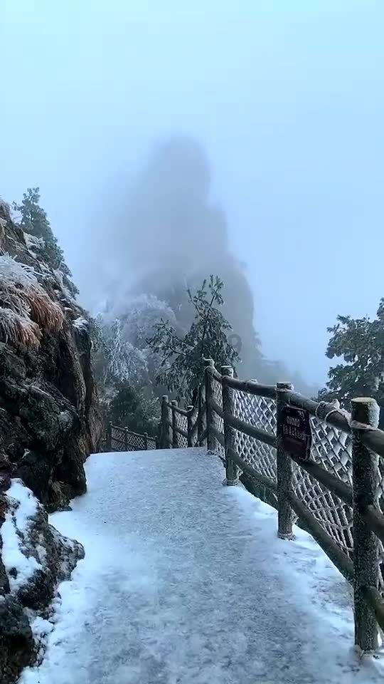 逃离快乐小镇