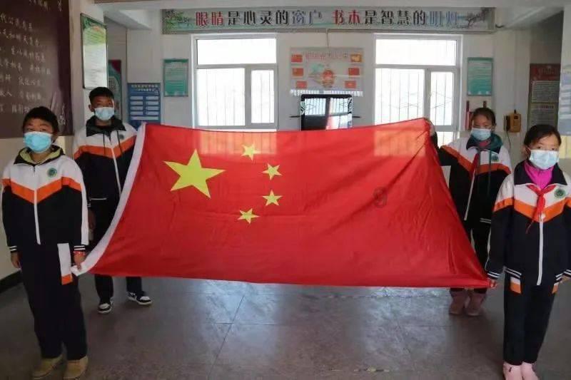 宽肩带背心+高腰小脚裤，高贵优雅有女人味，你喜欢吗？游戏画面